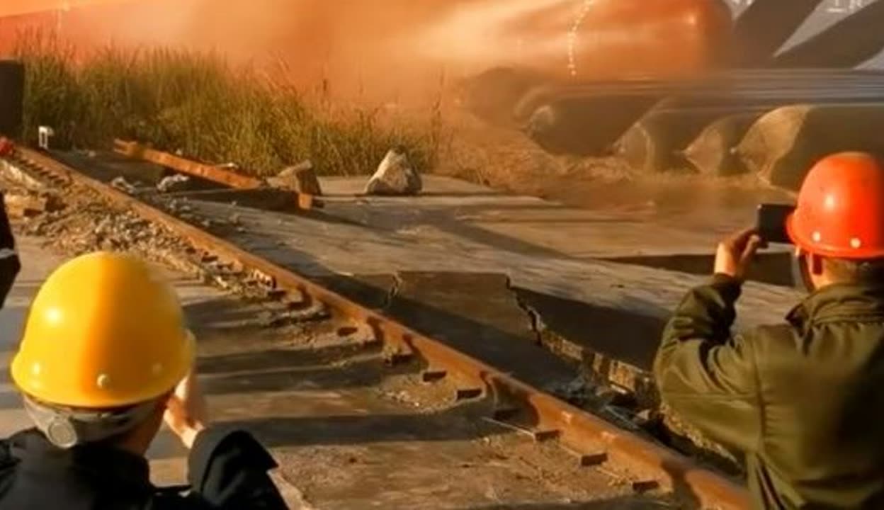 賀豐益3(LPG)船氣囊上排下水接水順利